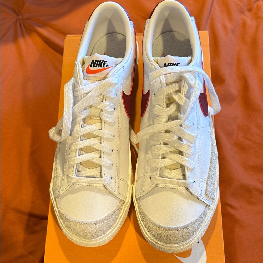 Nike White and Red Blazer Low ‘77 Casual Shoes